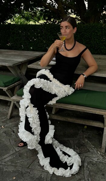 Robe élégante noire volants