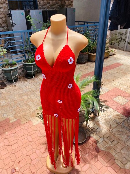 Robe crochet rouge fleurie