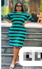 Robe t-shirt à rayures bleues et vertes