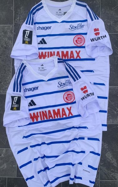 Maillot de football rayé