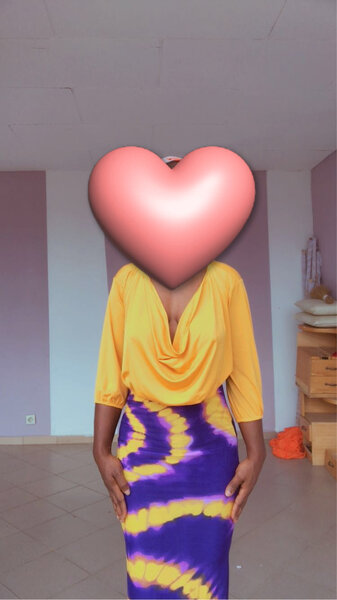 Chemisier jaune et jupe violette