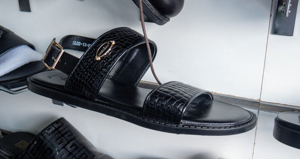 sandals black