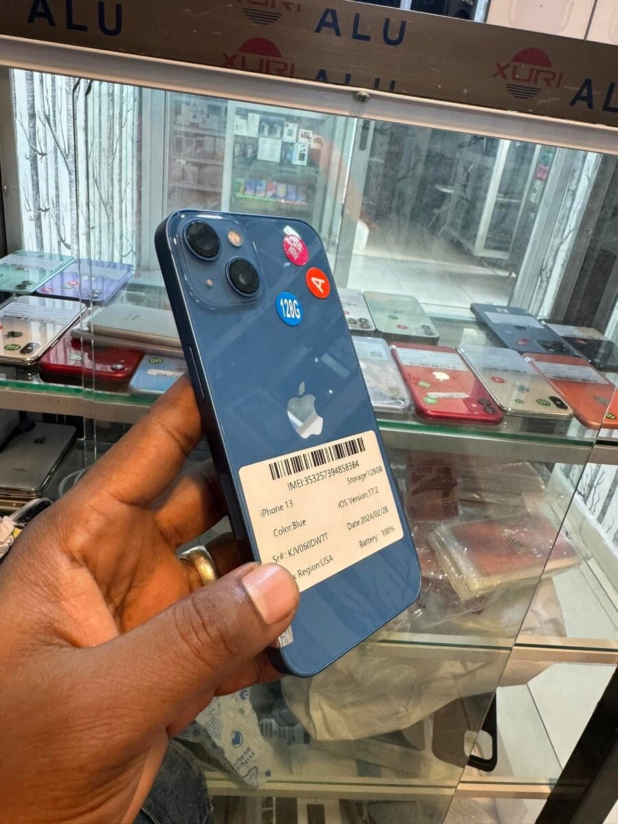 iPhone 13 : 64GB - 128GB