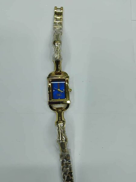 Montre élégante dorée femme