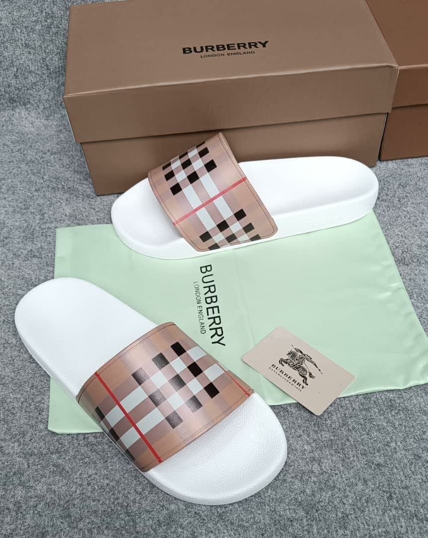 Claquettes Burberry tendance