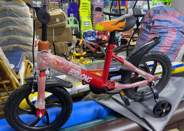 Vélo enfant avec roues stabilisatrices