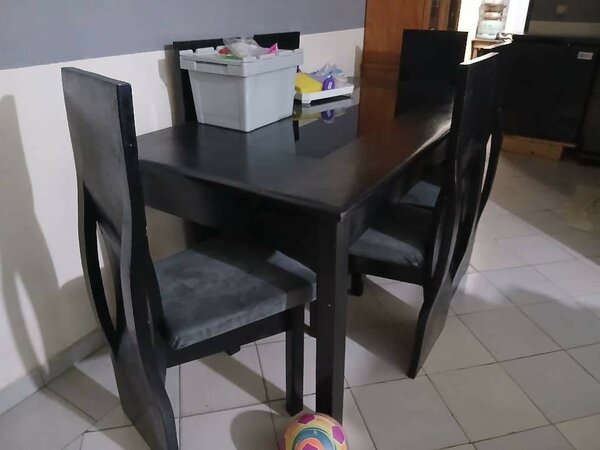 Table à manger noire avec 4 chaises