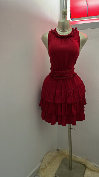 Robe rouge à volants élégante