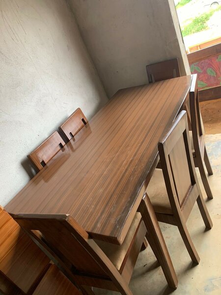 Table en bois avec chaises