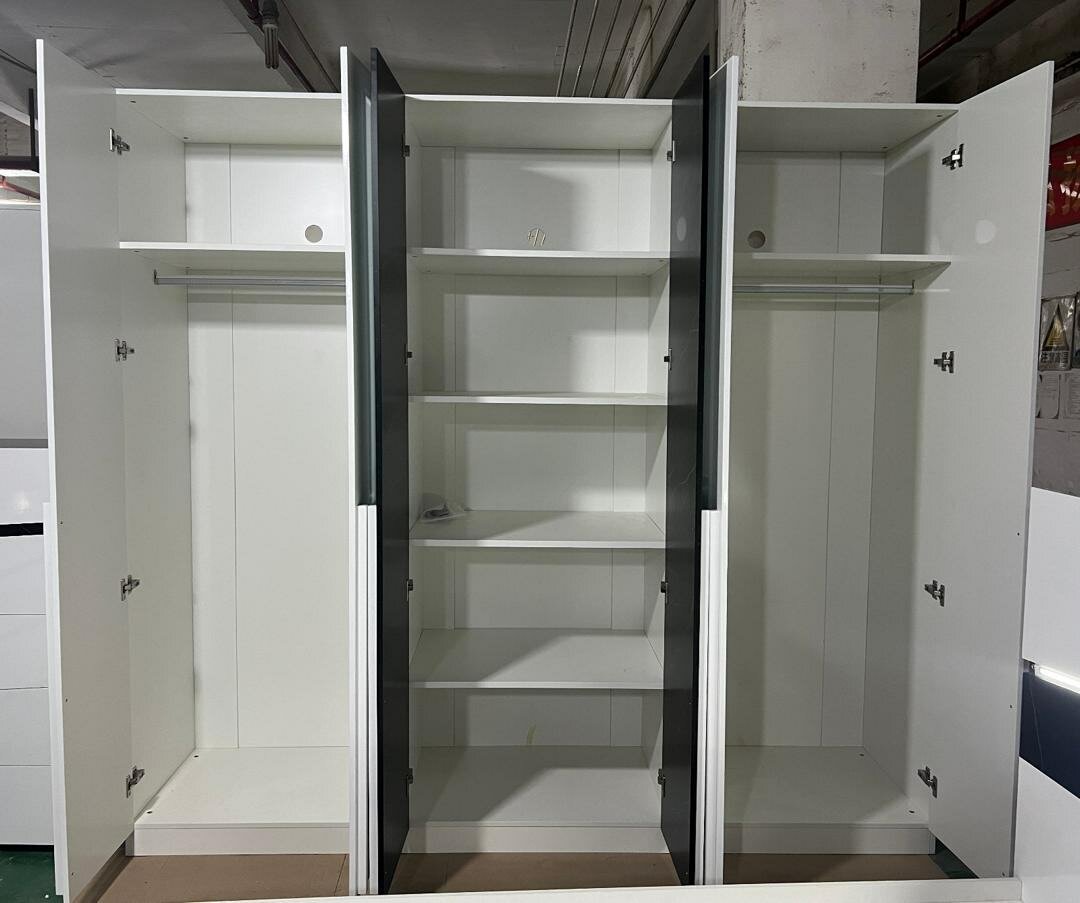 Armoire moderne avec miroir