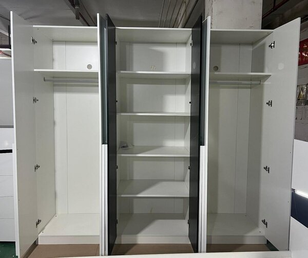 Armoire moderne avec miroir