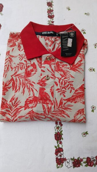 Polo à motifs floraux rouges