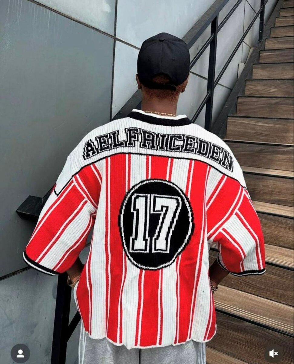 Pull rayé avec numéro 17