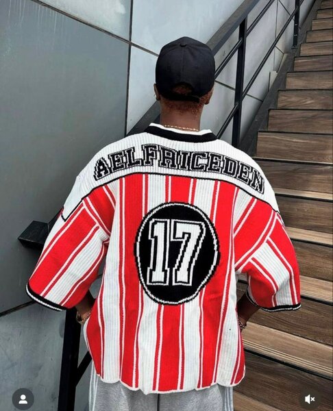 Pull rayé avec numéro 17