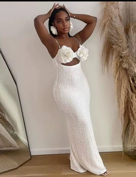 Robe élégante à fleurs blanches