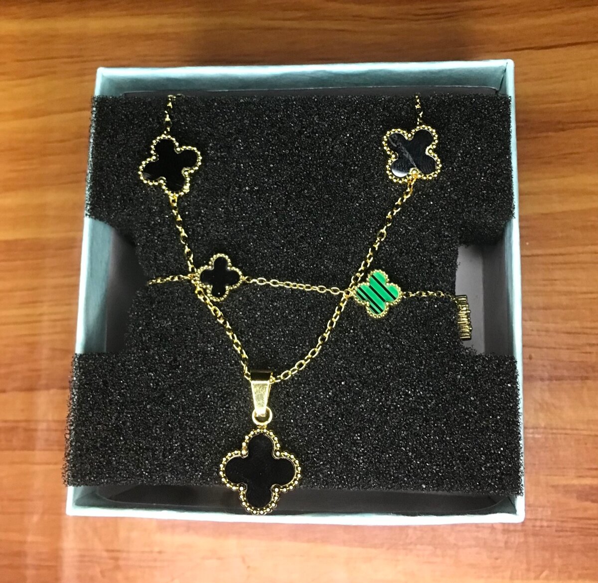 Necklace,bracelet and pair of earrings