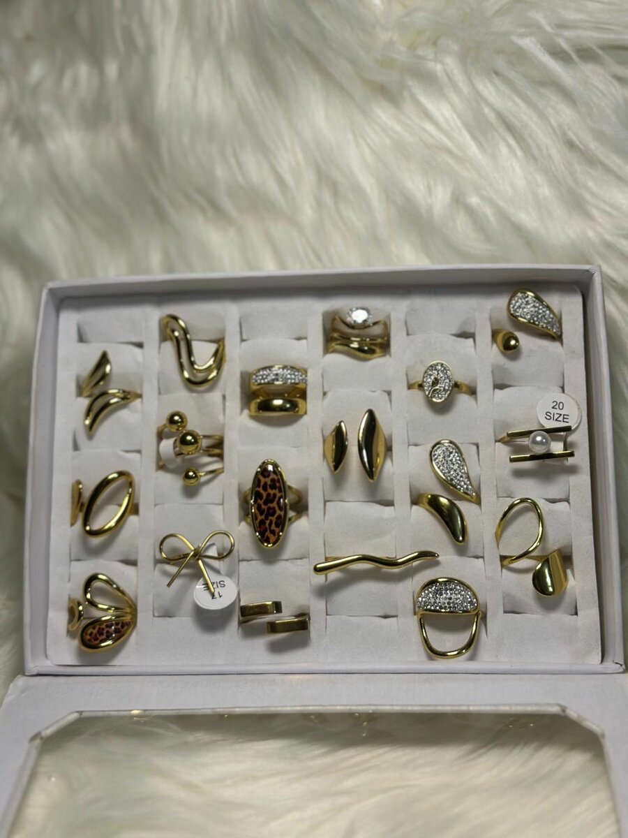 Lot de bagues dorées élégantes