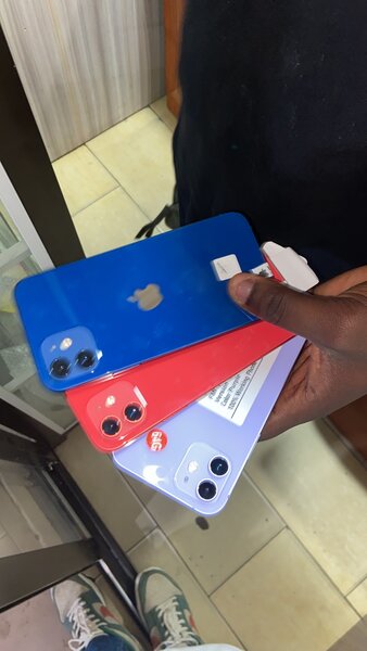 iPhone 12- Couleurs Éclatantes