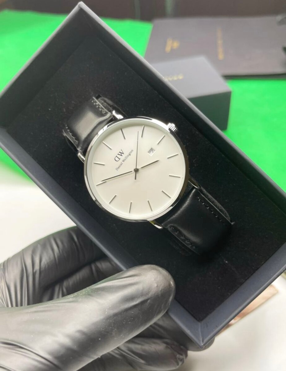 Montre élégante en cuir homme