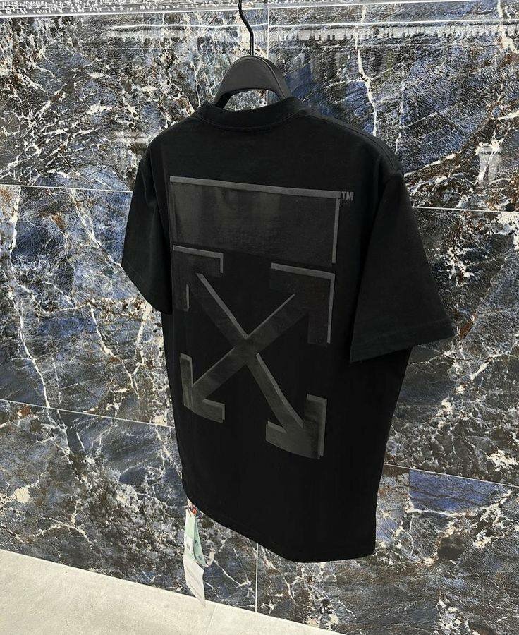 T-shirt noir graphique moderne