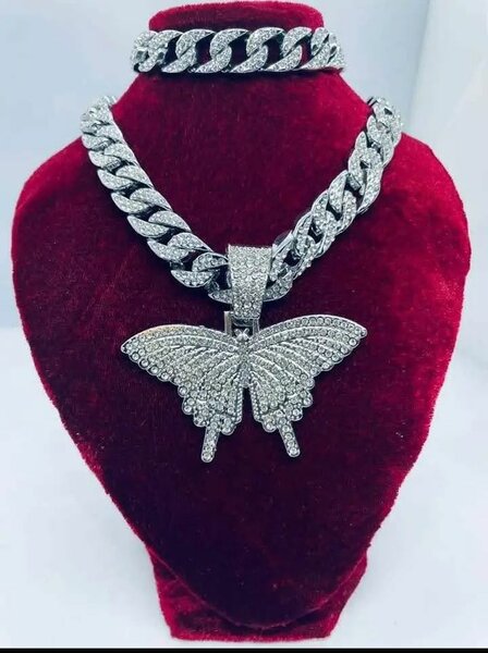 Collier en argent avec pendentif en diamant