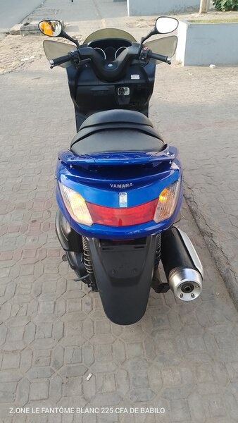Scooter Yamaha bleu élégant
