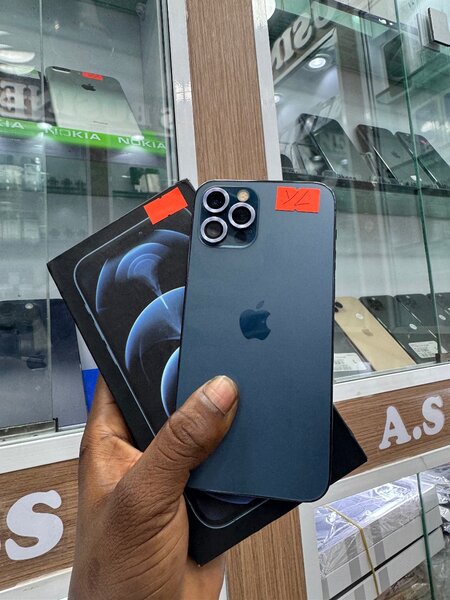 iPhone 12 Pro 128Giga avec carton disponible