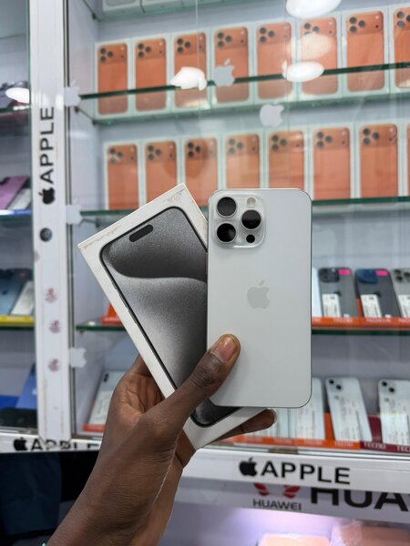 Disponible 15 Pro Max 256go