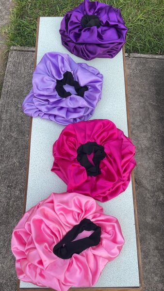 Bonnets en satin élégant