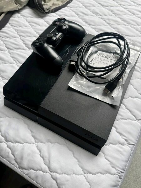 console  Sony PS4 avec Manette