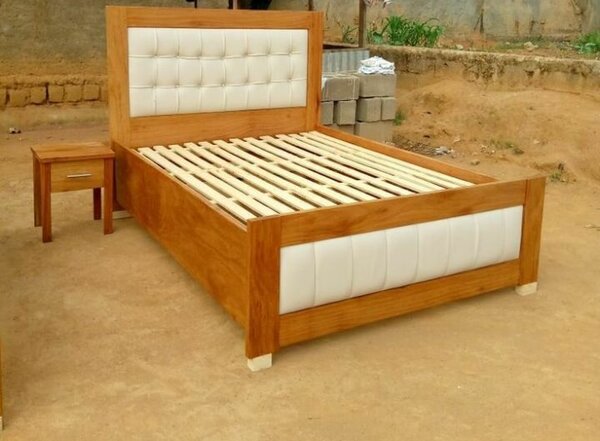 Lit en bois avec tête de lit capitonnée