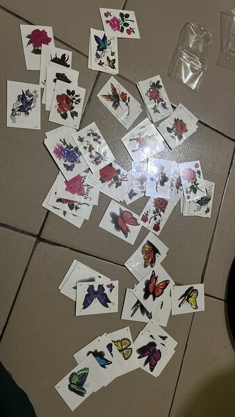 Tatouages éphémères papillons et fleurs