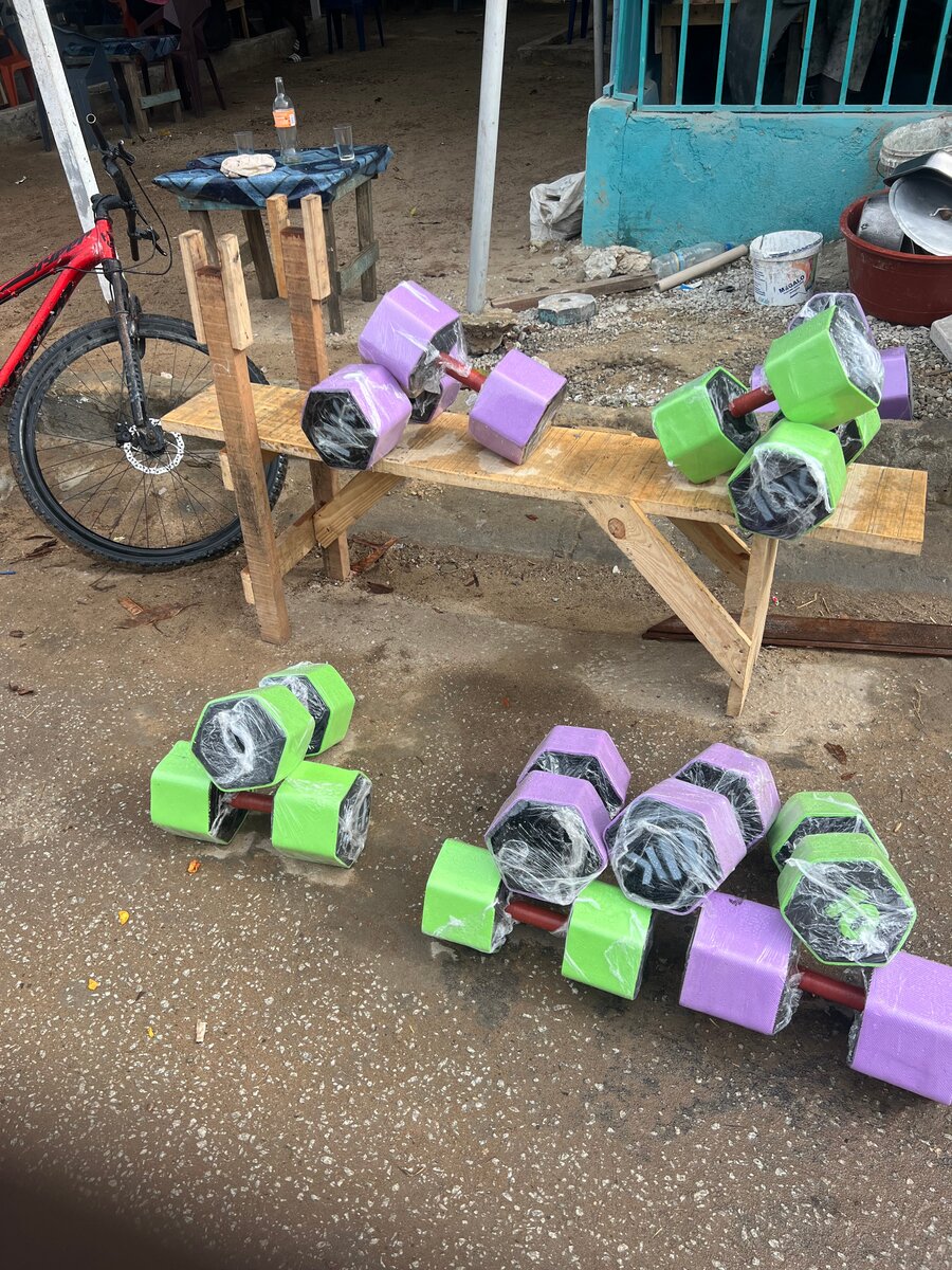 Ensemble d'haltères colorés