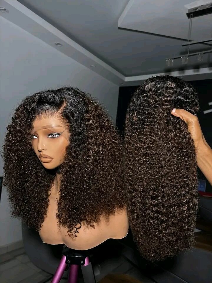 Perruque bouclée volumineuse luxe