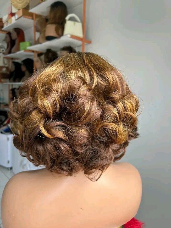 Perruque bouncy courte élégante