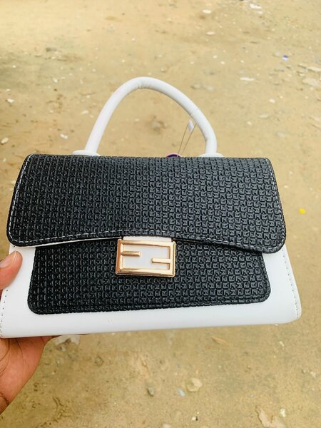 Sac à main élégant noir et blanc