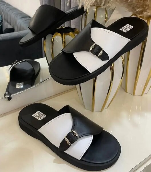 Sandales élégantes noires et blanches