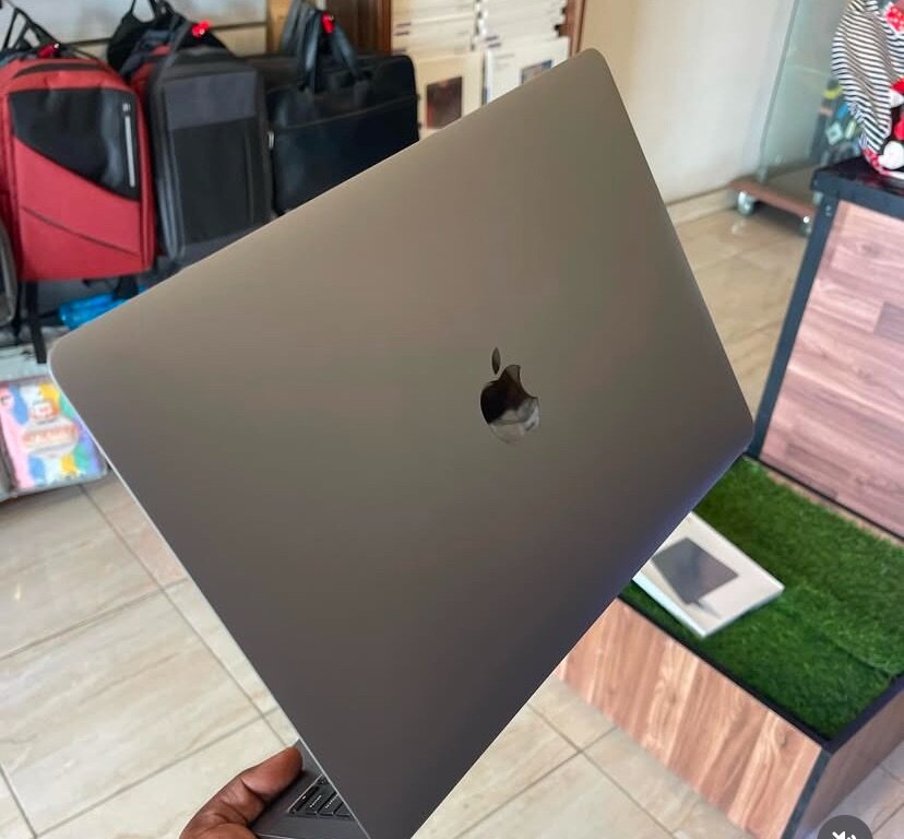 Used 2022 MacBook Pro M2 8G 256SSD