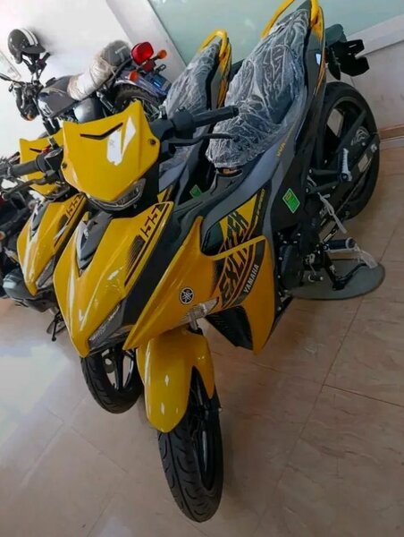 Moto sport jaune Yamaha