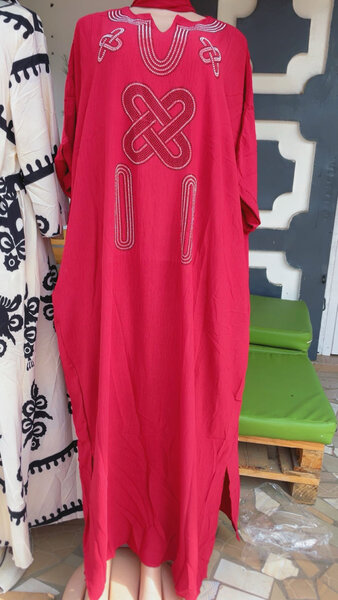 Magnifique robe africaine rouge brodée
