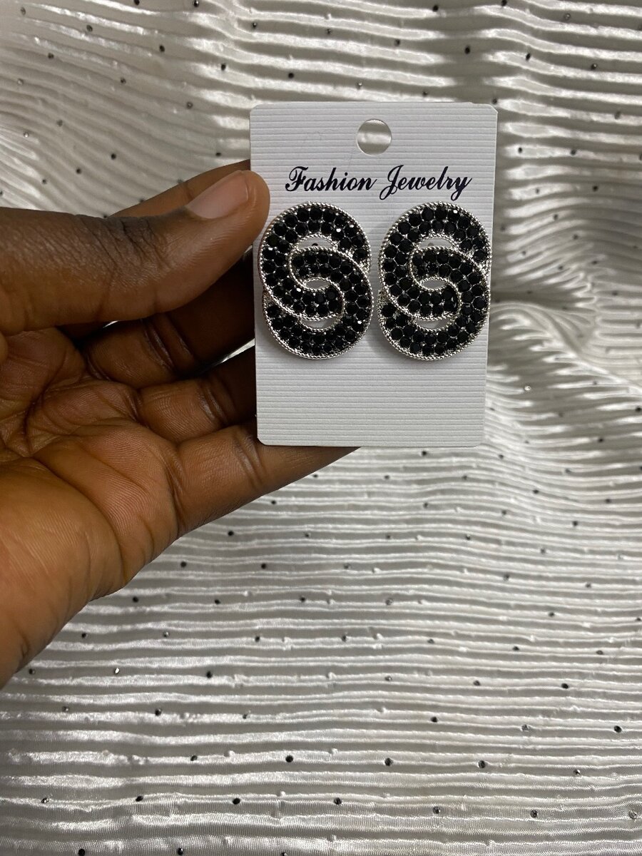 Luminous black earrings