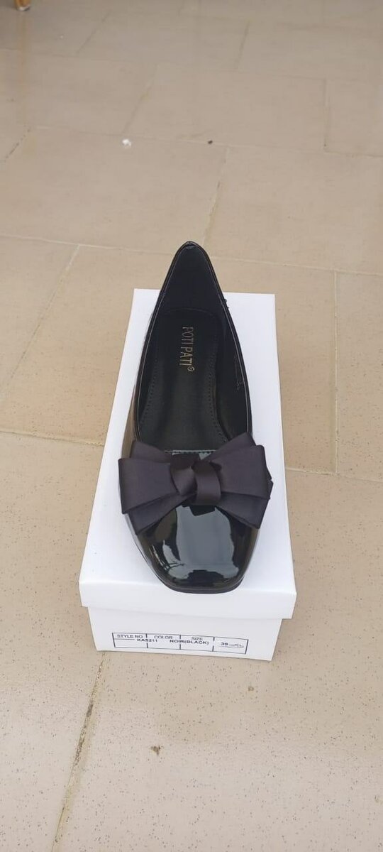 Ballerines en cuir verni noir