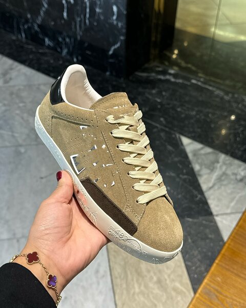 Стильные кроссовки