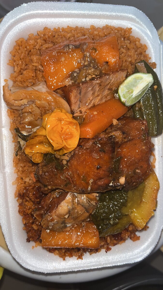 Plat de riz épicé avec poisson