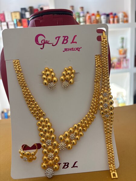 Parure Dorée Élégante