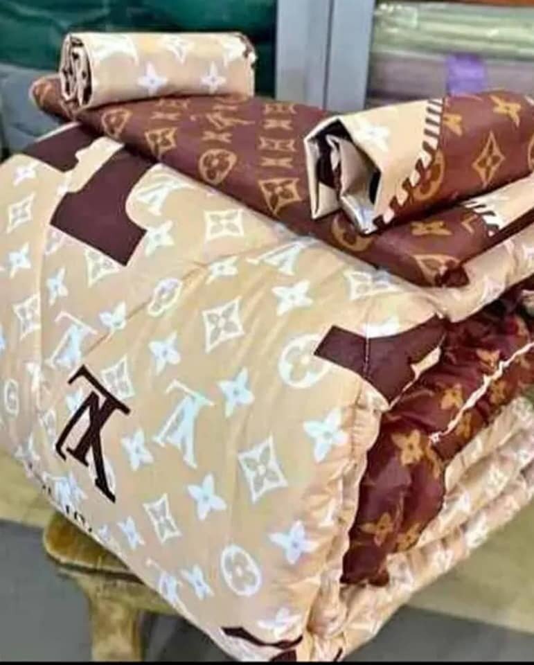 1 Duvet ,2 pillow cases and 1 flat sheet with print