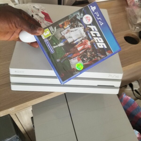 Console PS4 Slim 1TB avec FIFA 26
