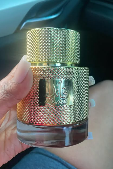 Qaa'ed by Lattafa Perfumes is a Amber fragrance for women and men. Qaa'ed was launched in 2018. Top notes are Cinnamon, Cardamom and Bergamot; middle notes are Saffron, Sandalwood, Cedar and Carnation; base notes are Vanilla, Agarwood (Oud), Amber and Leather.