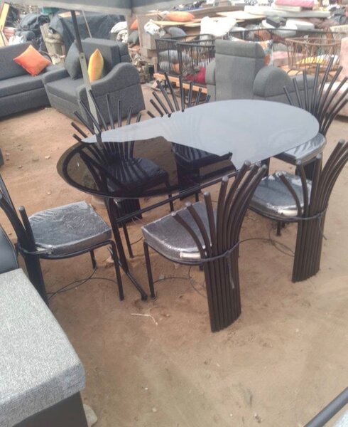 Ensemble de table et chaises moderne