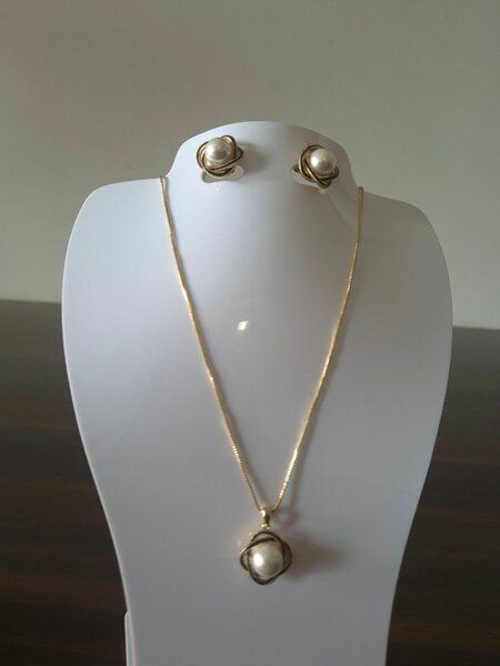 Elegant Pearl Necklace Set